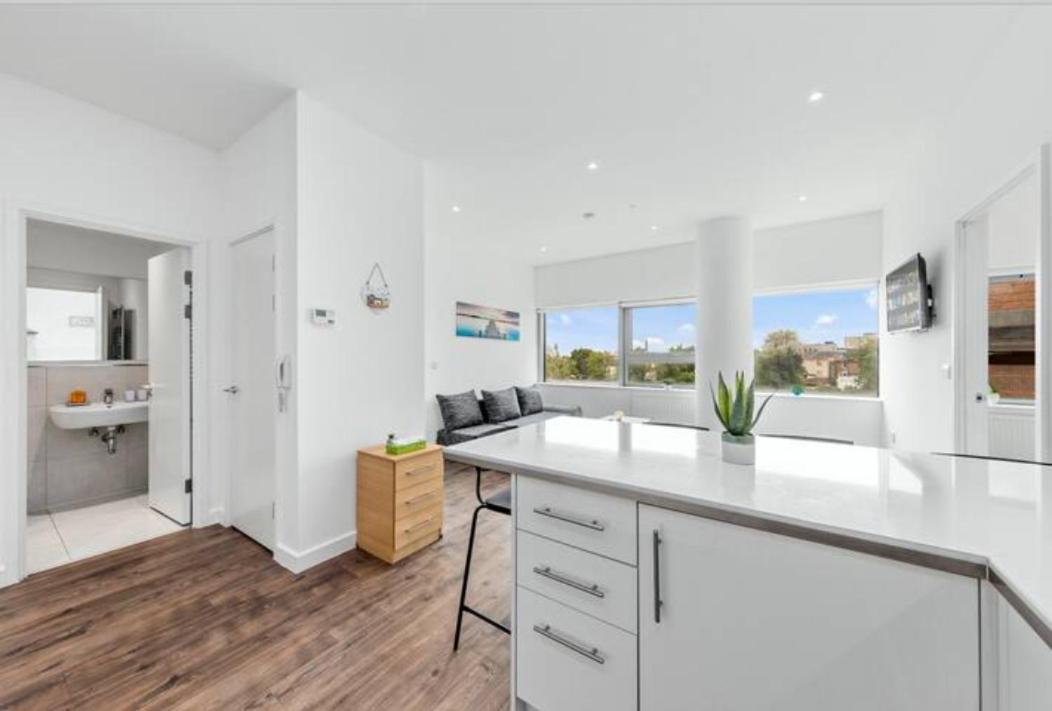 Airy 2Br Flat Delta London Dp332 Appartamento Croydon Esterno foto